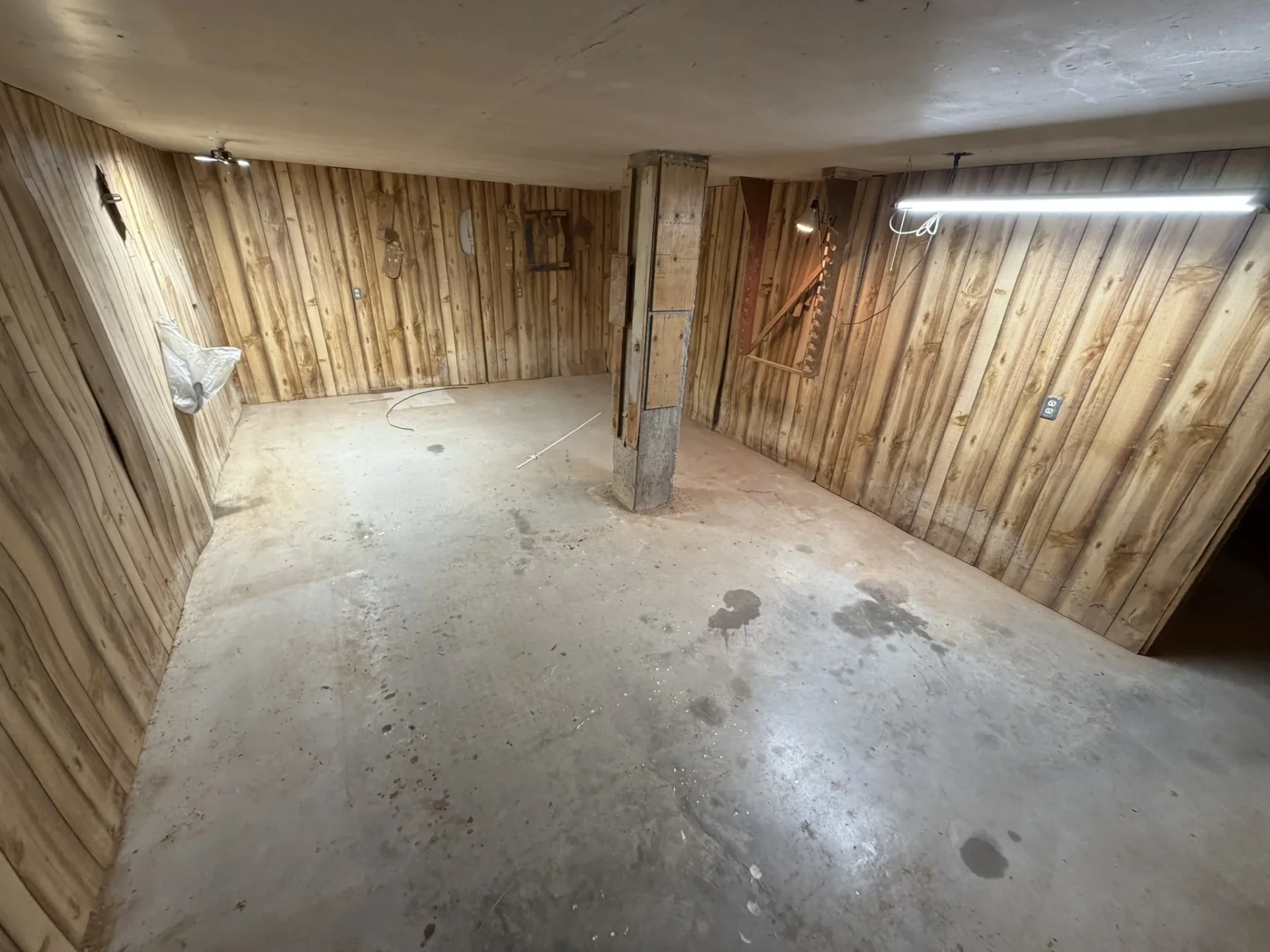 Workshop with direct access to the storage and outside